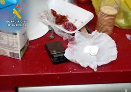 La Guardia Civil desarticula un punto de venta de drogas y detiene a dos personas