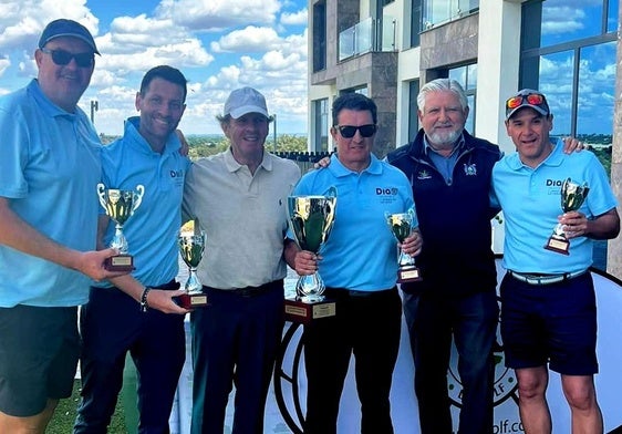 Los campeones posan con sus trofeos