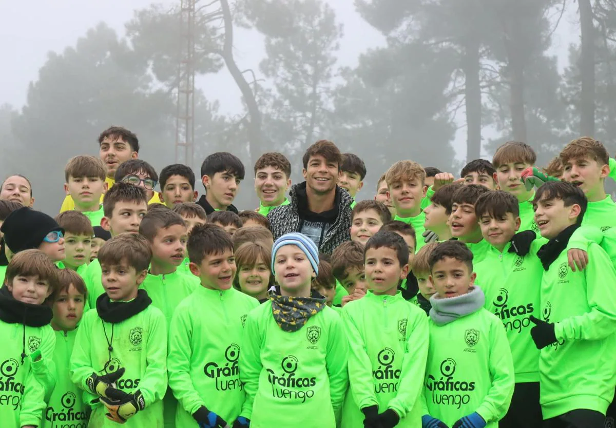 Óliver Torres con jóvenes jugadores de Talayuela y su entorno