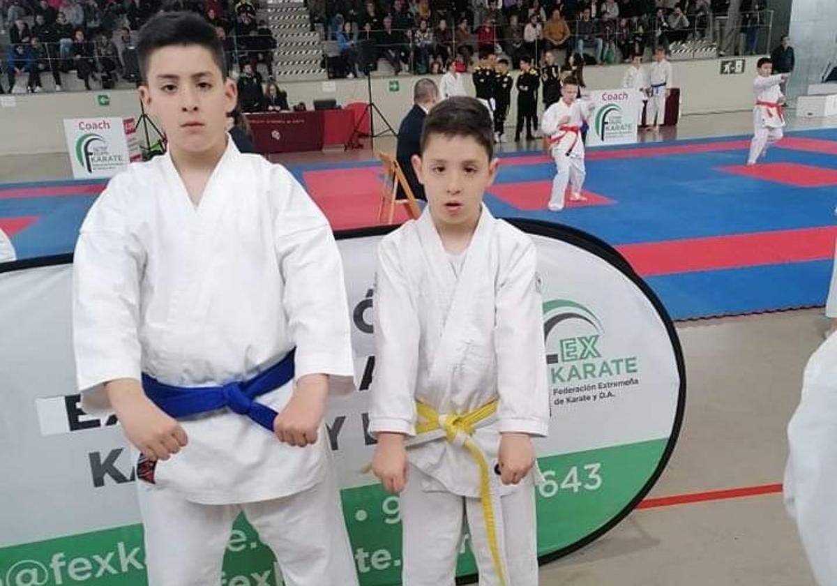 Los jóvenes karatekas talayuelanos en una fotografía de hace un año