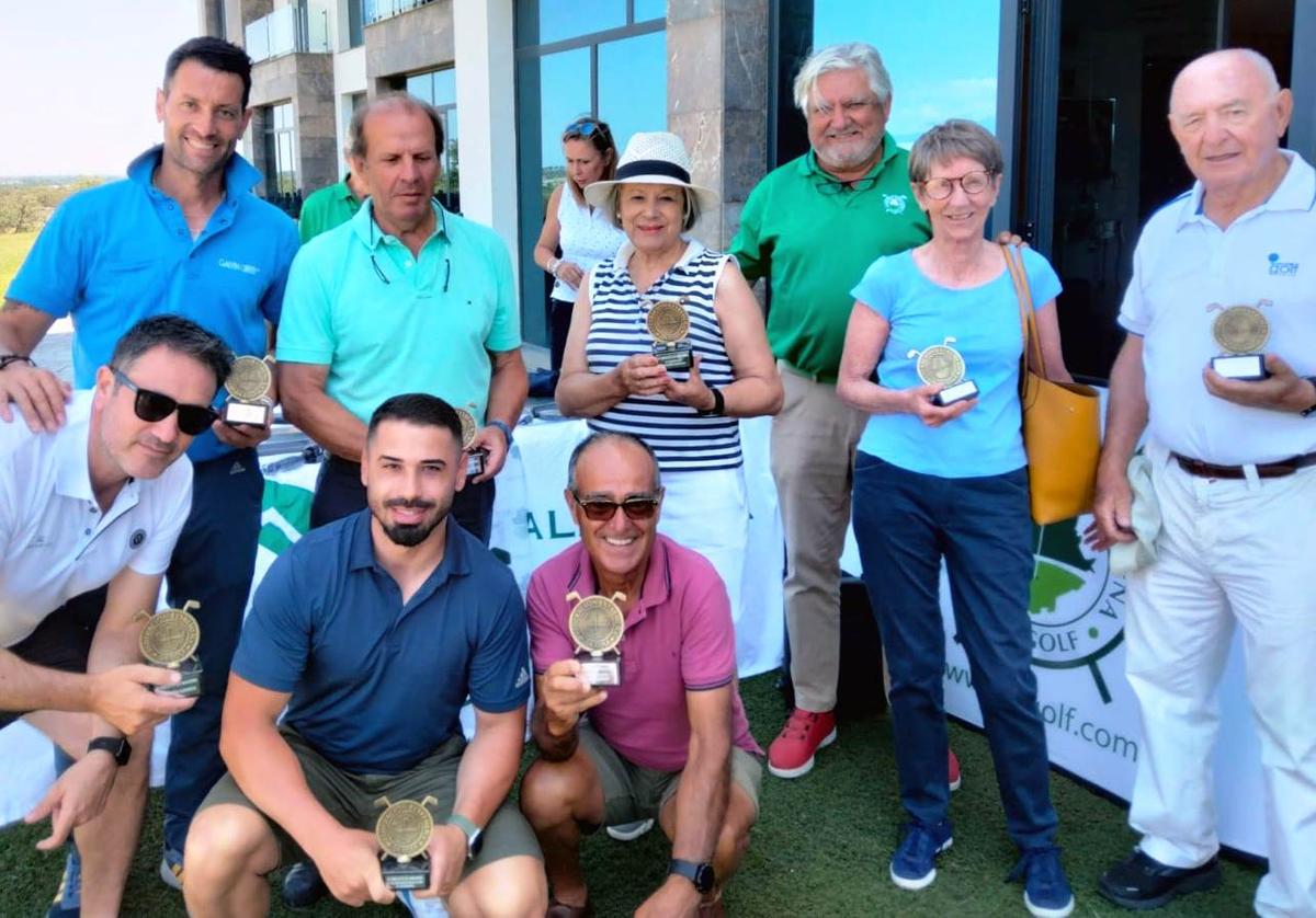 Los ganadores con sus trofeos