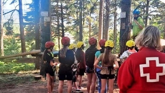 El campamento de verano de Cruz Roja se traslada al colegio Juan Güell