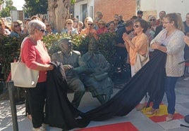 Aplausos tras descubrirse la escultura