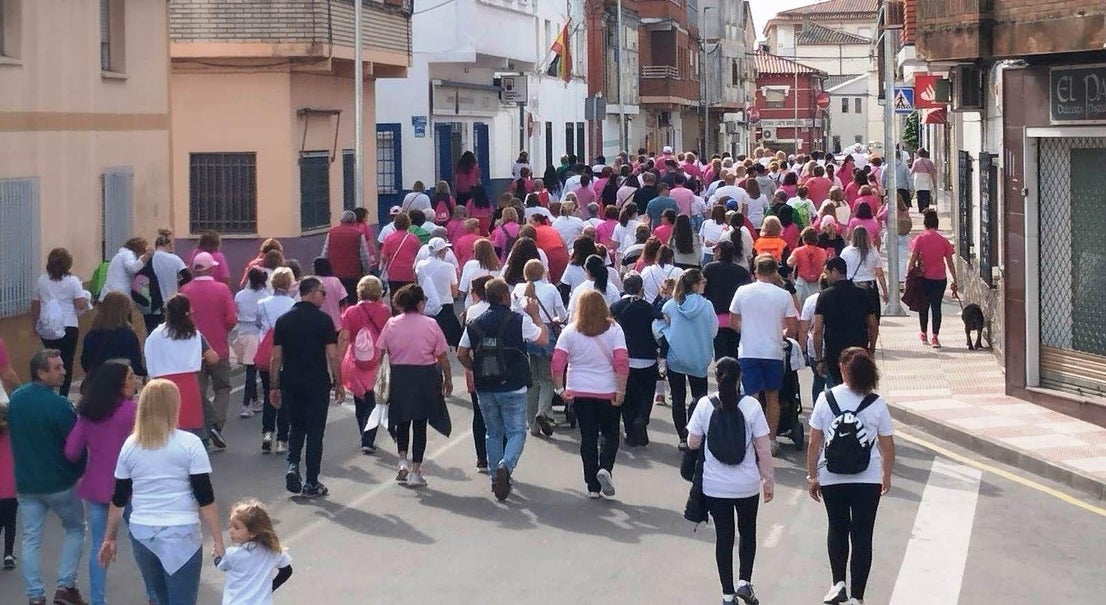 Talayuela se 'tiñe' de rosa