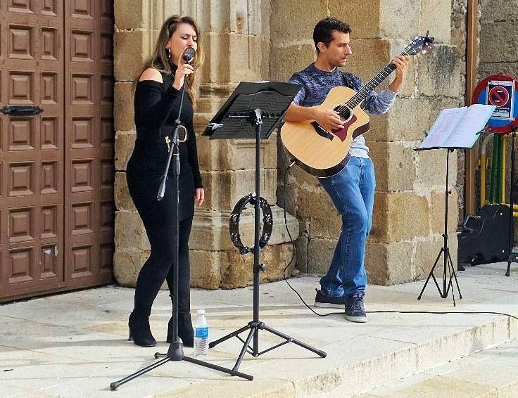 Talayuela se 'tiñe' de rosa