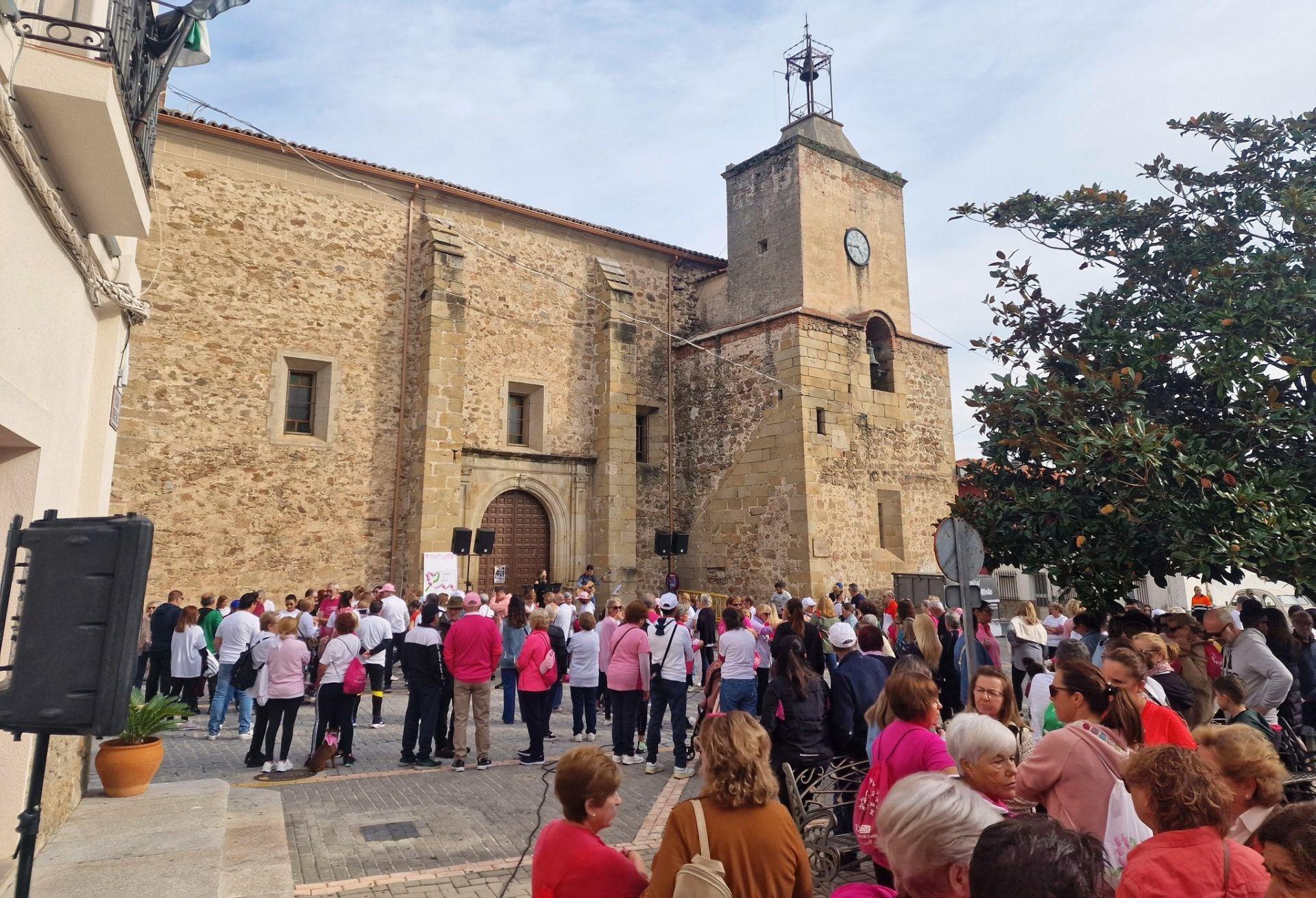 Talayuela se 'tiñe' de rosa