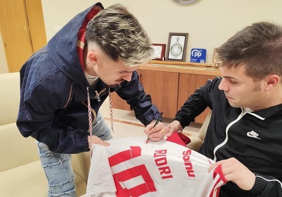 El jugador firmó y regaló una camiseta al Ayuntamiento