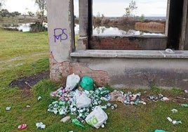 Basura acumulada alrededor de la charca