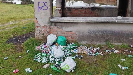Se limpia el entorno de la charca de Cambole