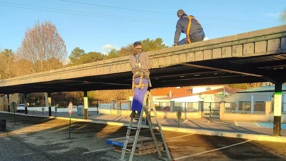 El aparcamiento de piscina municipal y parque natural está cerrado por obras
