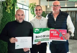 El ganador con el alcalde y el concejal de Deportes