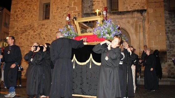 La Virgen de la Soledad y el Santo Sepulcro salen a la calle el Viernes Santo