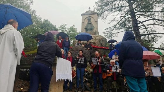 La romería de Barquilla se impone a la lluvia