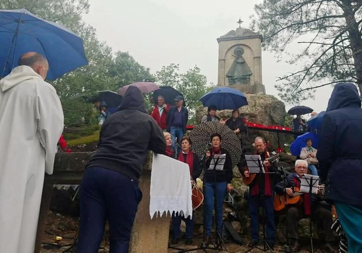 Música ante el monumento a la virgen