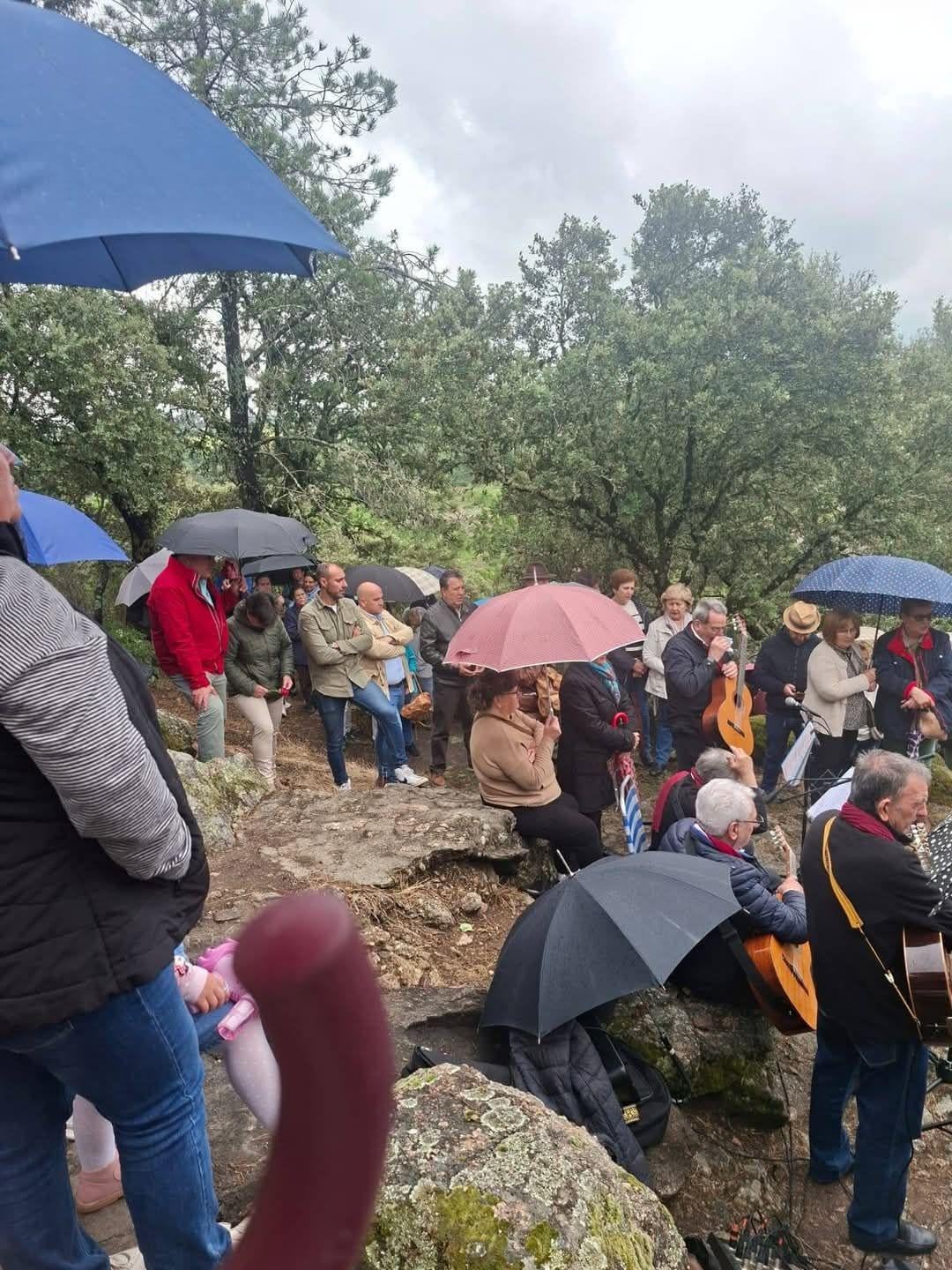 La romería de Barquilla se impone a la lluvia