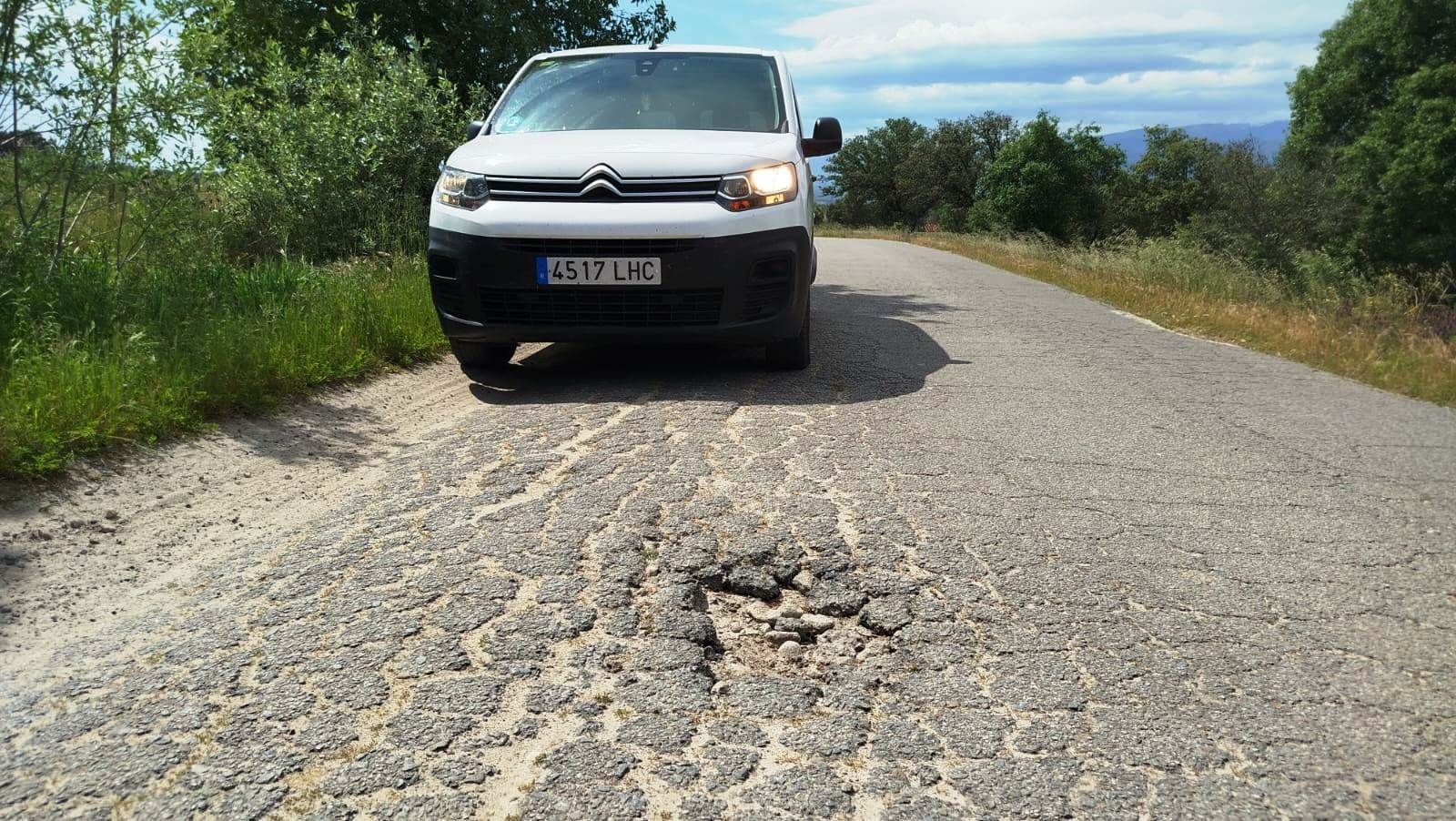 Accesos al poblado, con abundantes baches
