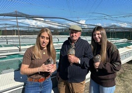 Natalia y Miriam con Hipólito de Pedro en la granja con varios ejemplares