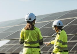 Trabajadoras de una de las plantas solares de Talayuela