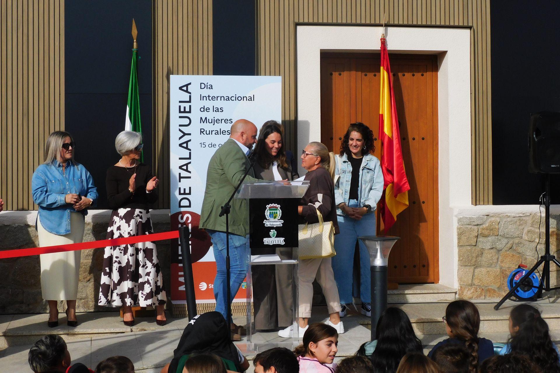 Ocho vecinas protagonizan la muestra &#039;Mujeres de Talayuela&#039;