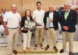 Organizadores y autoridades con el ganador