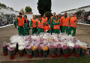 Alumnos de jardinería hacen labores en el cementerio