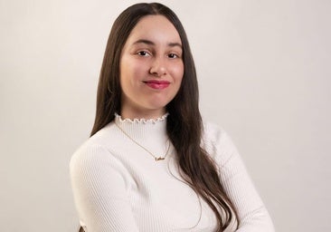 Esther Ramos, de solo 20 años, publica su primera novela, 'Para siempre, tú'