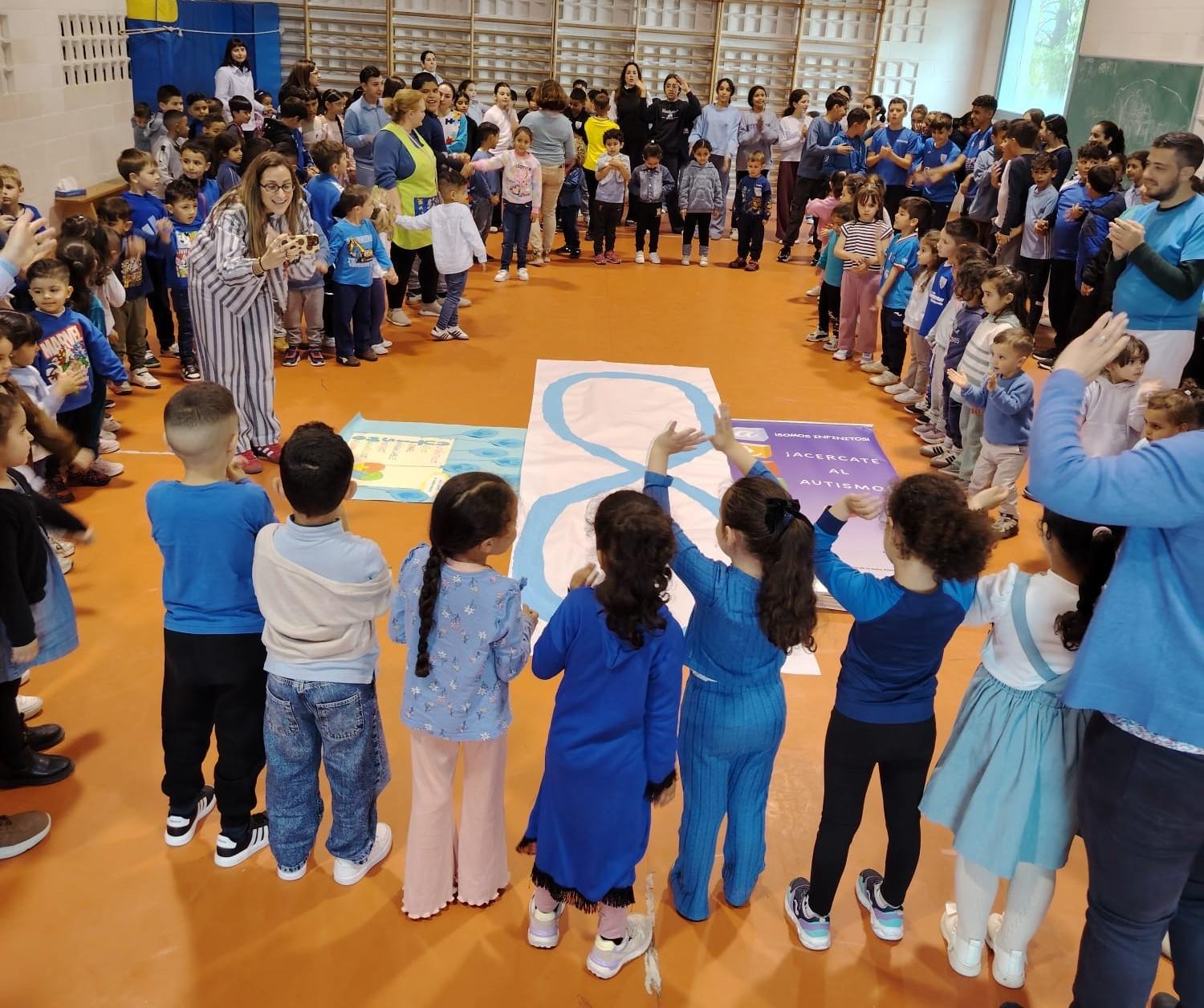 Marea azul en el colegio Juan Güell