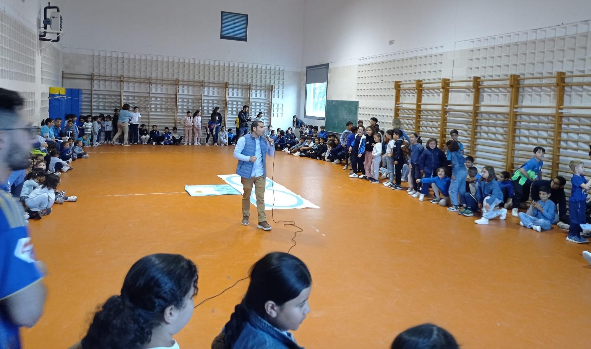 Marea azul en el colegio Juan Güell