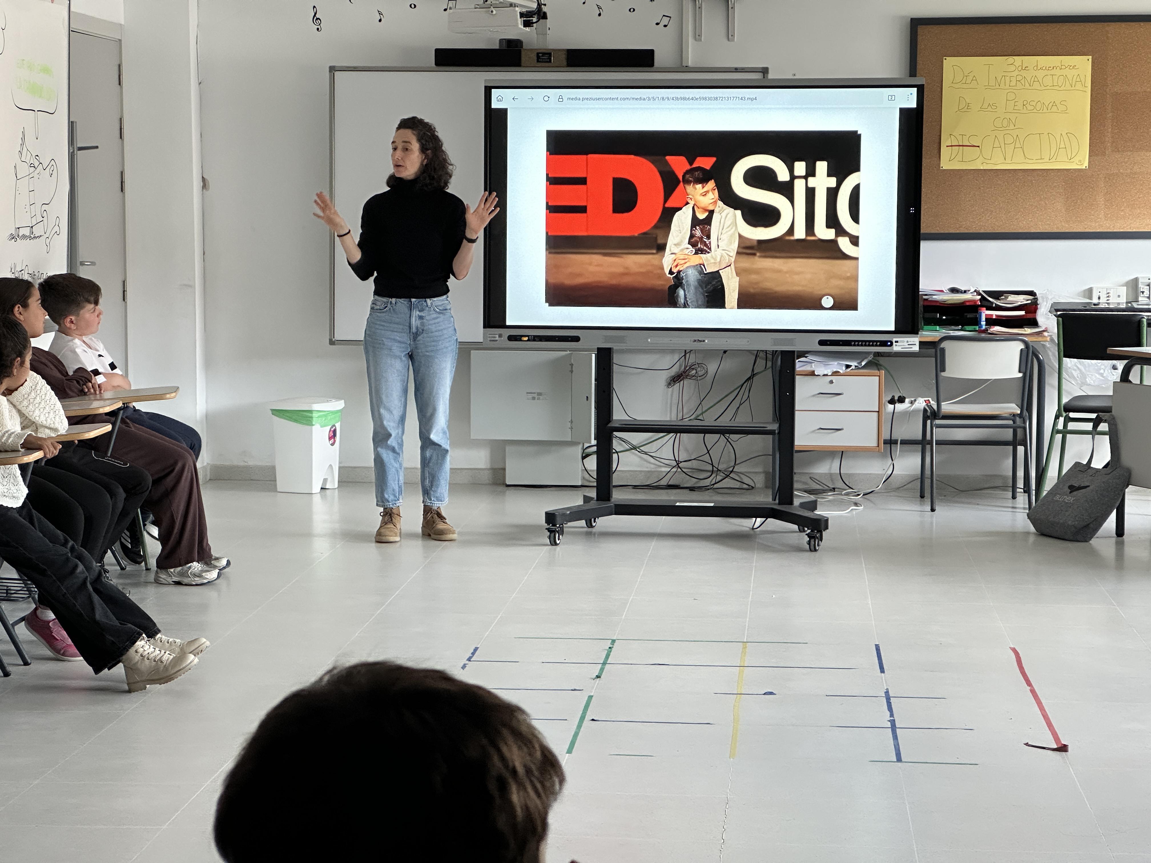 Marea azul en el colegio Juan Güell