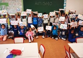 Marea azul en el colegio Juan Güell