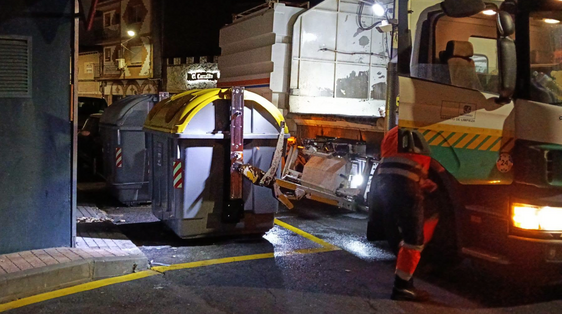 Los contenedores de residuos están siendo descontaminados desde el domingo