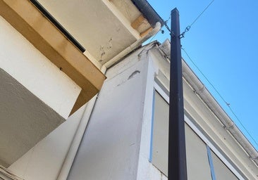 Un vecino reclama al Ayuntamiento la reparación de daños en su fachada y una mayor seguridad en las instalaciones de la calle