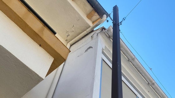 Un vecino reclama al Ayuntamiento la reparación de daños en su fachada y una mayor seguridad en las instalaciones de la calle