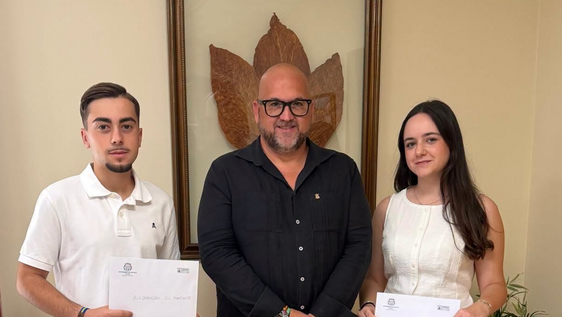 Marta García y Alejandro Gil reciben los premios de Excelencia Académica