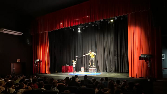 El circo y el humor llenaron la casa de la cultura