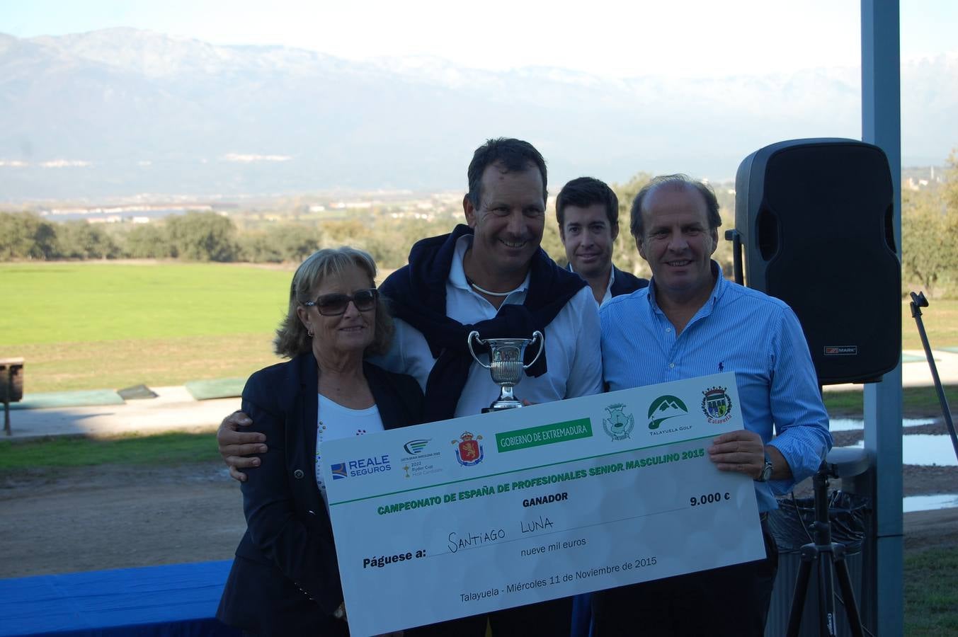 Momento de la entrega del trofeo a Santiago Luna 
