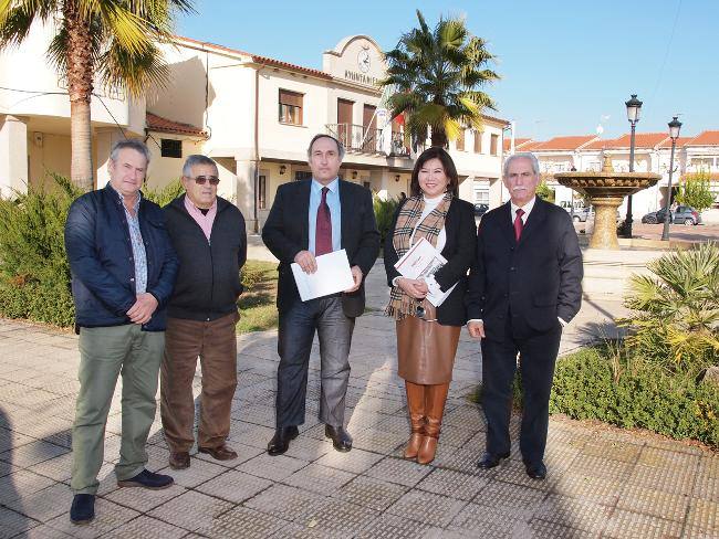 El alcalde, Luis Perona (dcha), con la consultora Leticia Chen en Tiétar. :: L. CHEN