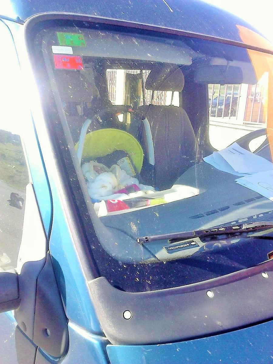 Imagen del bebé atrapado dentro del vehículo 