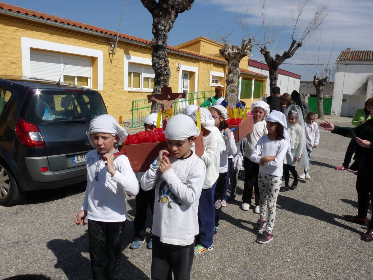 La cofradía de los Miguelitos rejuvenece la Semana Santa de Barquilla de Pinares