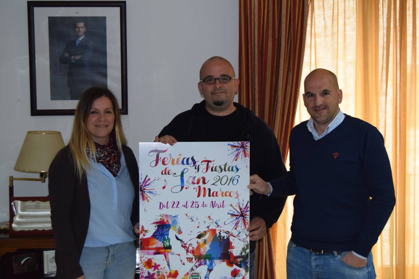 El ganador Antonio Moreno en el centro de la imagen junto a los concejales Olga Bravo y Roberto Baños 