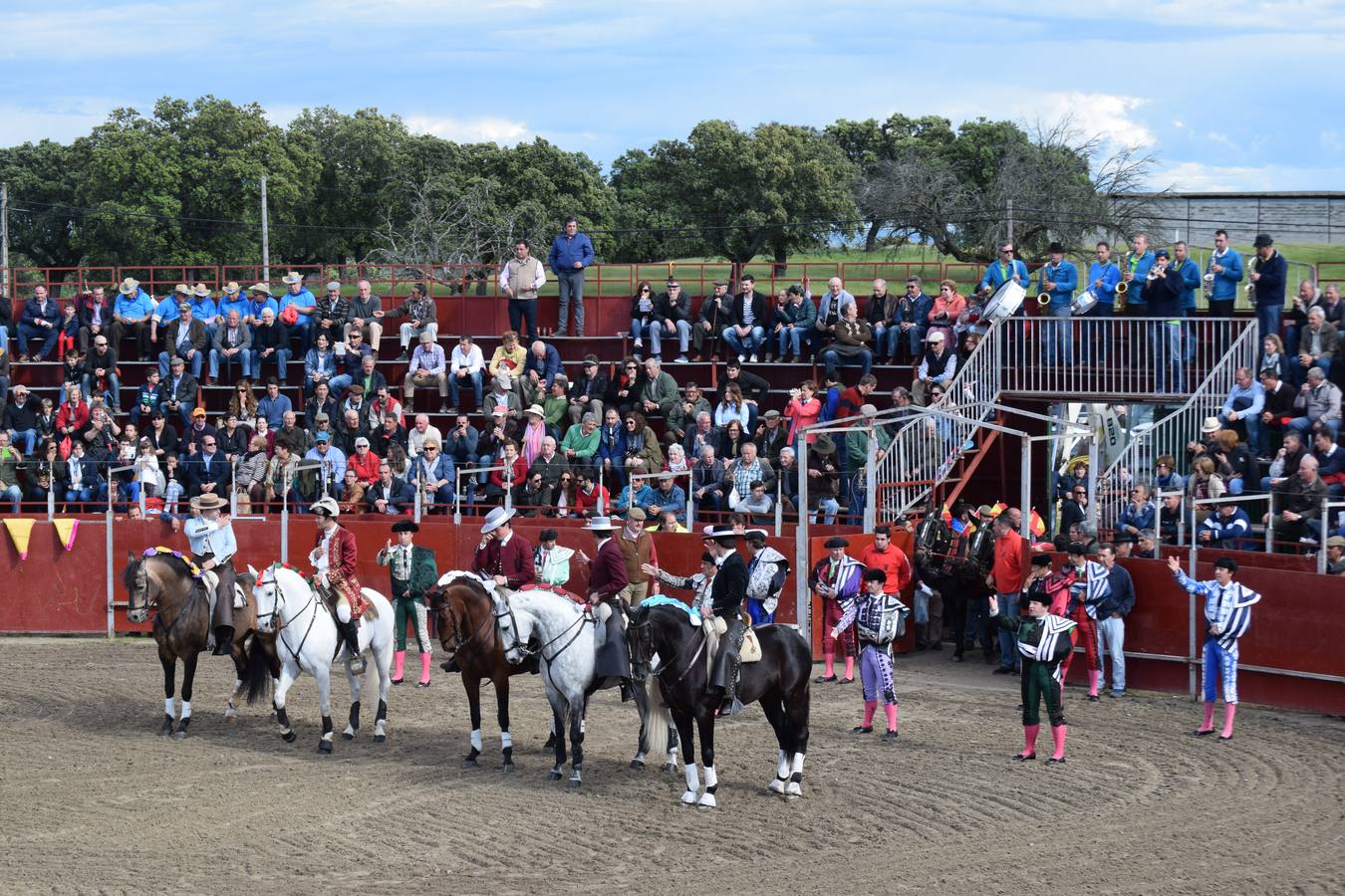 Ni la lluvia ni el abandono de uno de los rejoneadores impidió que este año Talayuela disfrutara de su festejo taurino 