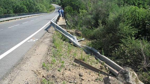 Antes de precipitarse, el turismo arrancó el guardarraíl, una señal y la barandilla del puente