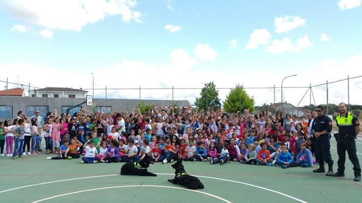 La Unidad Canina de la Policía Local de Talayuela visita el CEIP “Juan Güell”