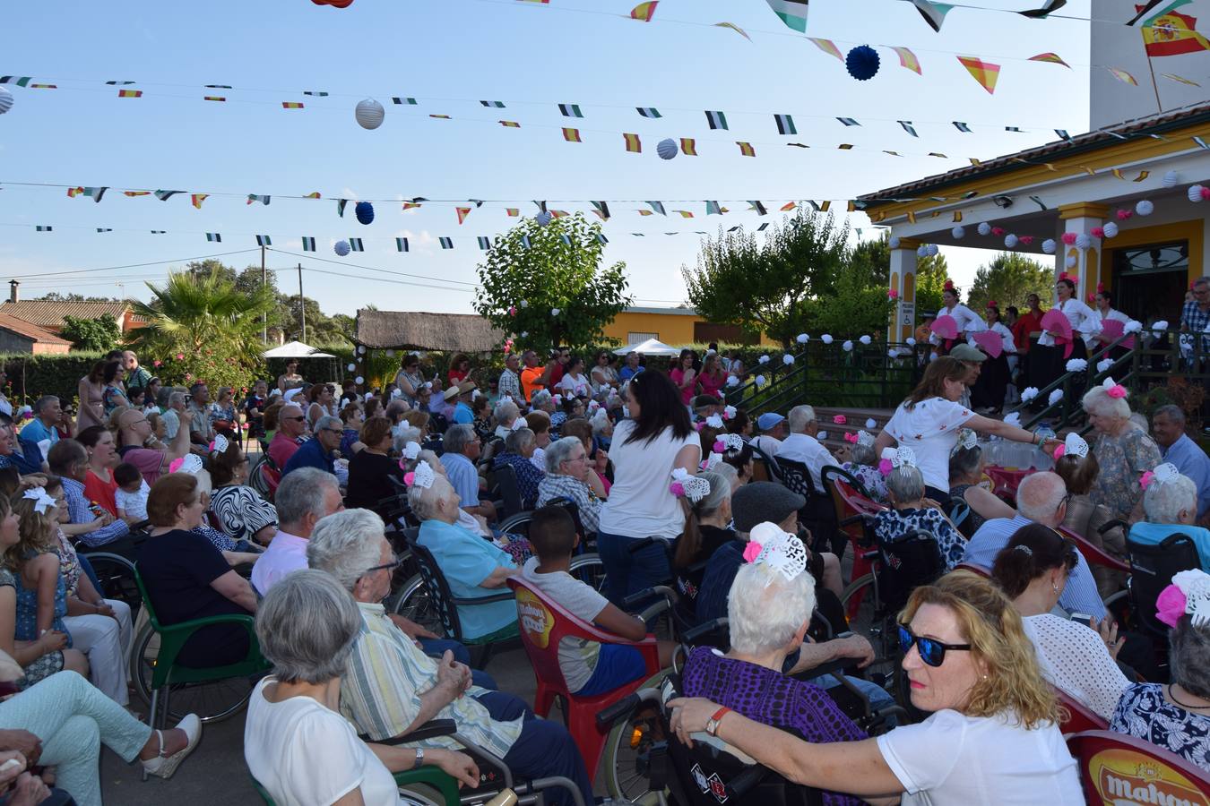 Música, baile y fiesta en la residencia “El Romeral”