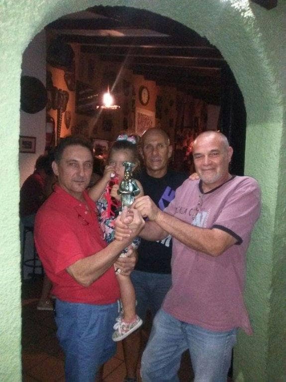 Izquierdo, Carrasco y Domínguez posan con el trofeo 