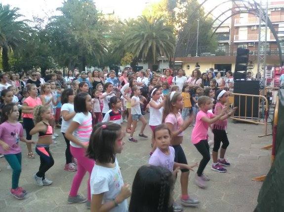 Exhibición de zumba en el parque. 