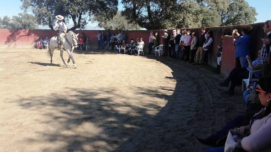El Club Taurino Moralo disfruta de una jornada taurina en la finca de Leonardo Hernández