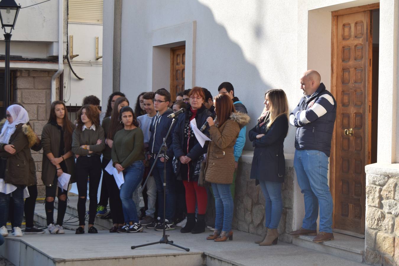 El Ayuntamiento lee un manifiesto y guarda un minuto de silencio contra la violencia de género