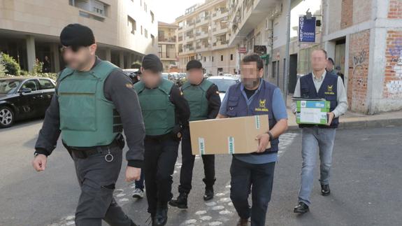 La Guardia Civil saca documentación de la sede de UPA-UCE en Plasencia