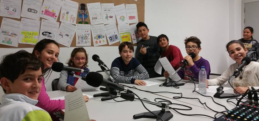 Alumnos en su estudio de radio 